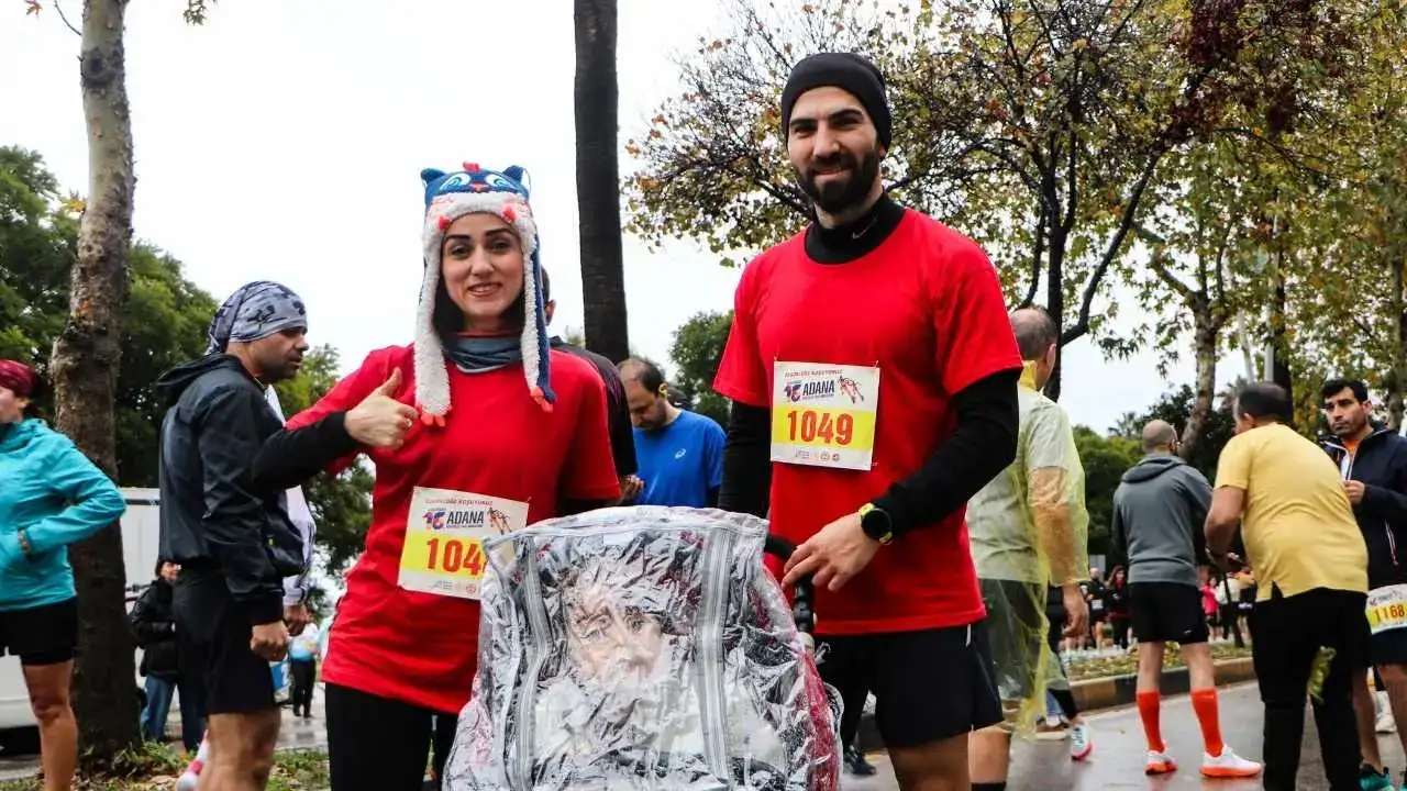 Adana’da 3 Bin Kişi Sağanak Dinlemeden Kurtuluş İçin Koştu 1